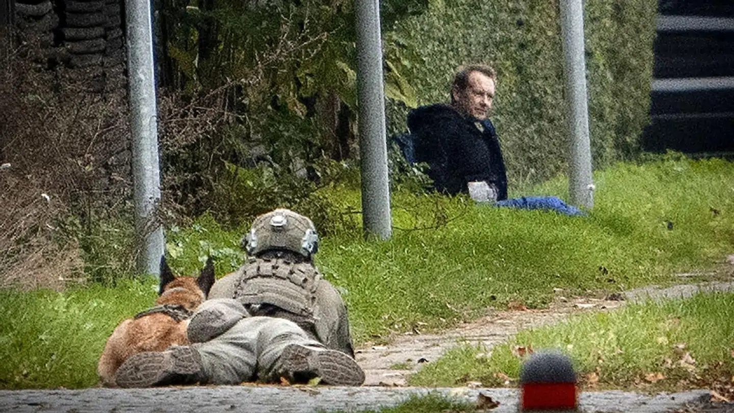 En ydmyget Peter Madsen blev i håndjern efterladt op ad et hegn efter sit mislykkede flugtforsøg fra Herstedvester Fængsel.