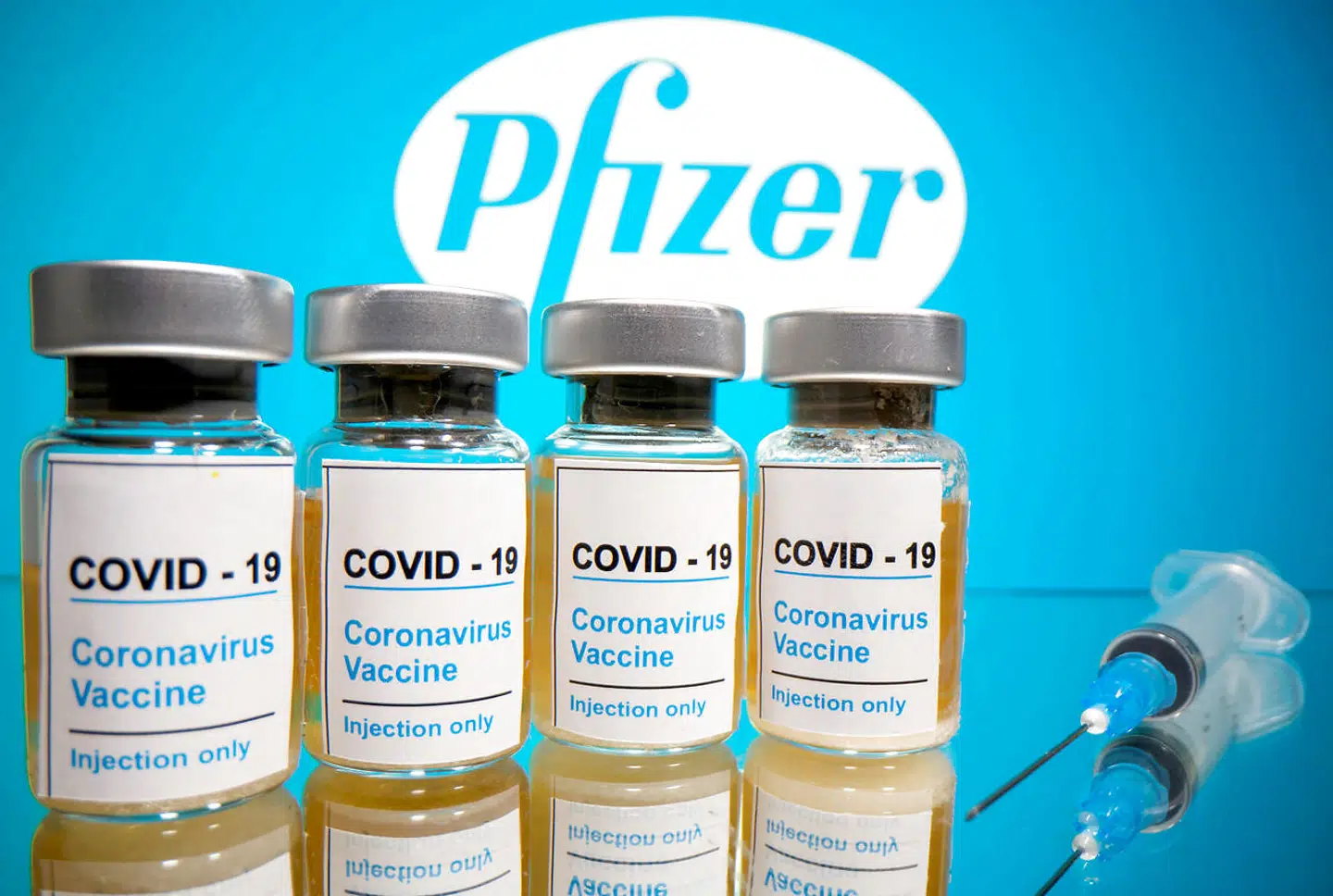 En af de virksomheder, der har meddelt, at deres vaccine er klar til at blive godkendt er medicinalvirksomheden Pfizer, som har indgået et samarbejde med virksomheden Biontech. Netop den vaccine har Danmark sikret sig en forkøbsret på to millioner doser af gennem EU. REUTERS/Dado Ruvic/File Photo