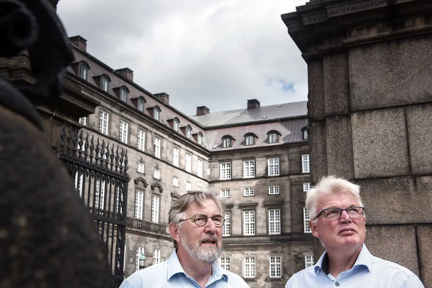 De to tidligere departementschefer Jørgen Rosted og Peter Loft er uenige om, hvorvidt embedsmænd burde have taget kontakt til medier for at ændre ordlyden i artikler.