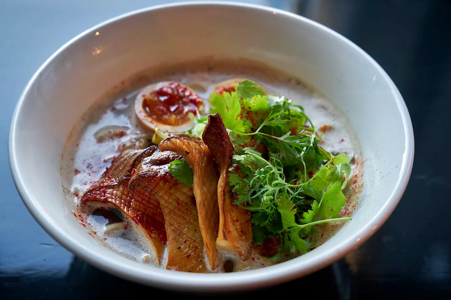 Kõnã laver to slags ramen – en på svampe og en på gris (tonkatsu).
