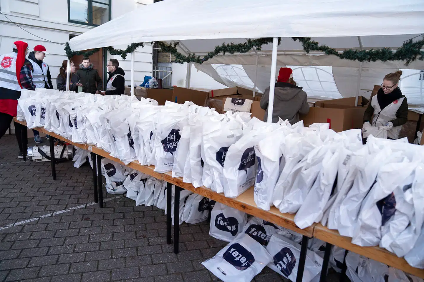 »Mennesker må – uanset tro – gerne tænke, at i julen er der en særlig mulighed for at række hånden frem imod deres lokale kirke og bede om hjælp,« skriver Thyge Enevoldsen. Her afholder Frelsens Hær julehjælpsuddeling på Frederiksberg, 2019.