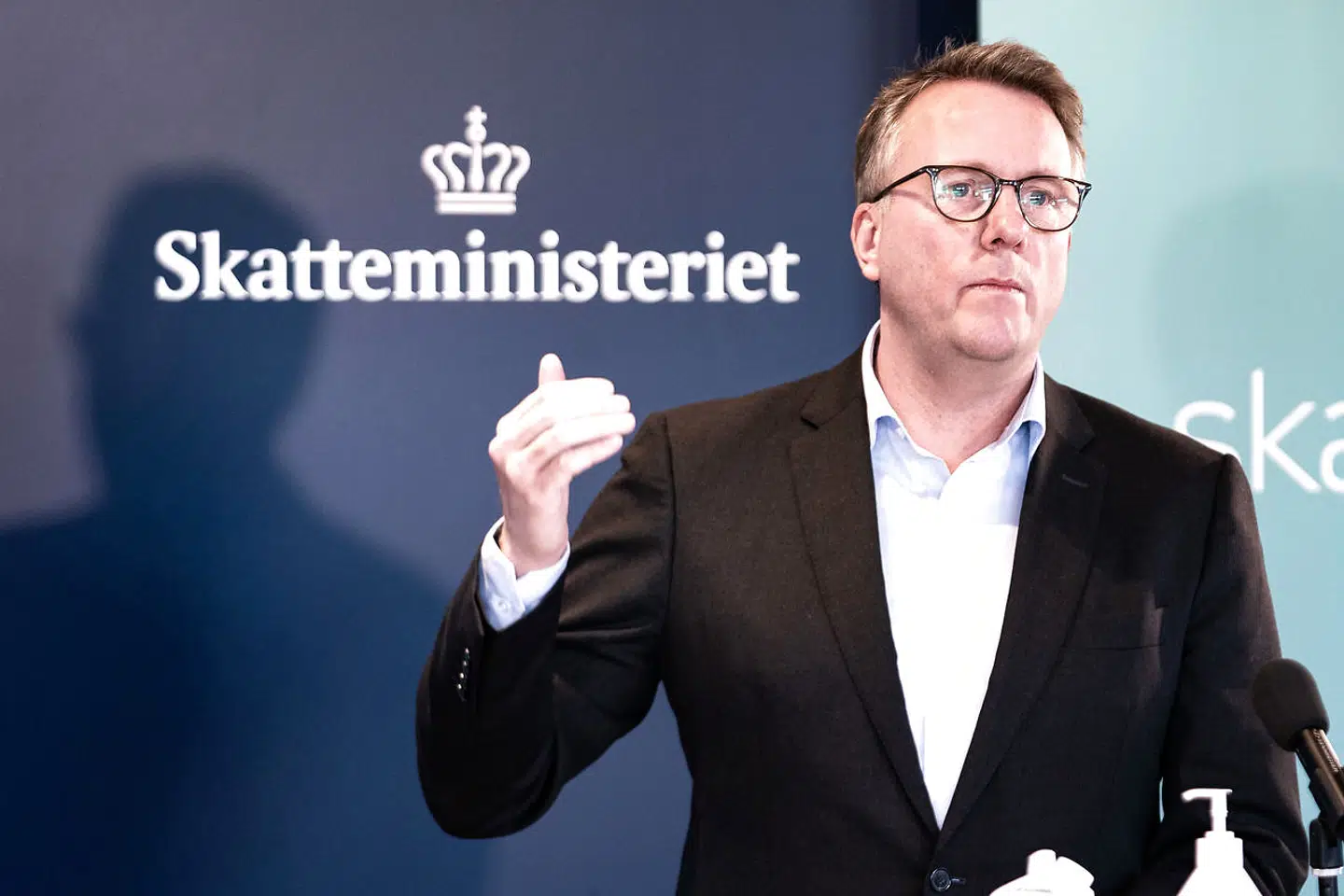 Skatteminister Morten Bødskov og klimaminister Dan Jørgensen under dagens pressemøde. Regeringen starter forhandlinger om grøn skattereform og fremlægger sit udspil mandag den 23. november 2020.. (Foto: Emil Helms/Ritzau Scanpix)