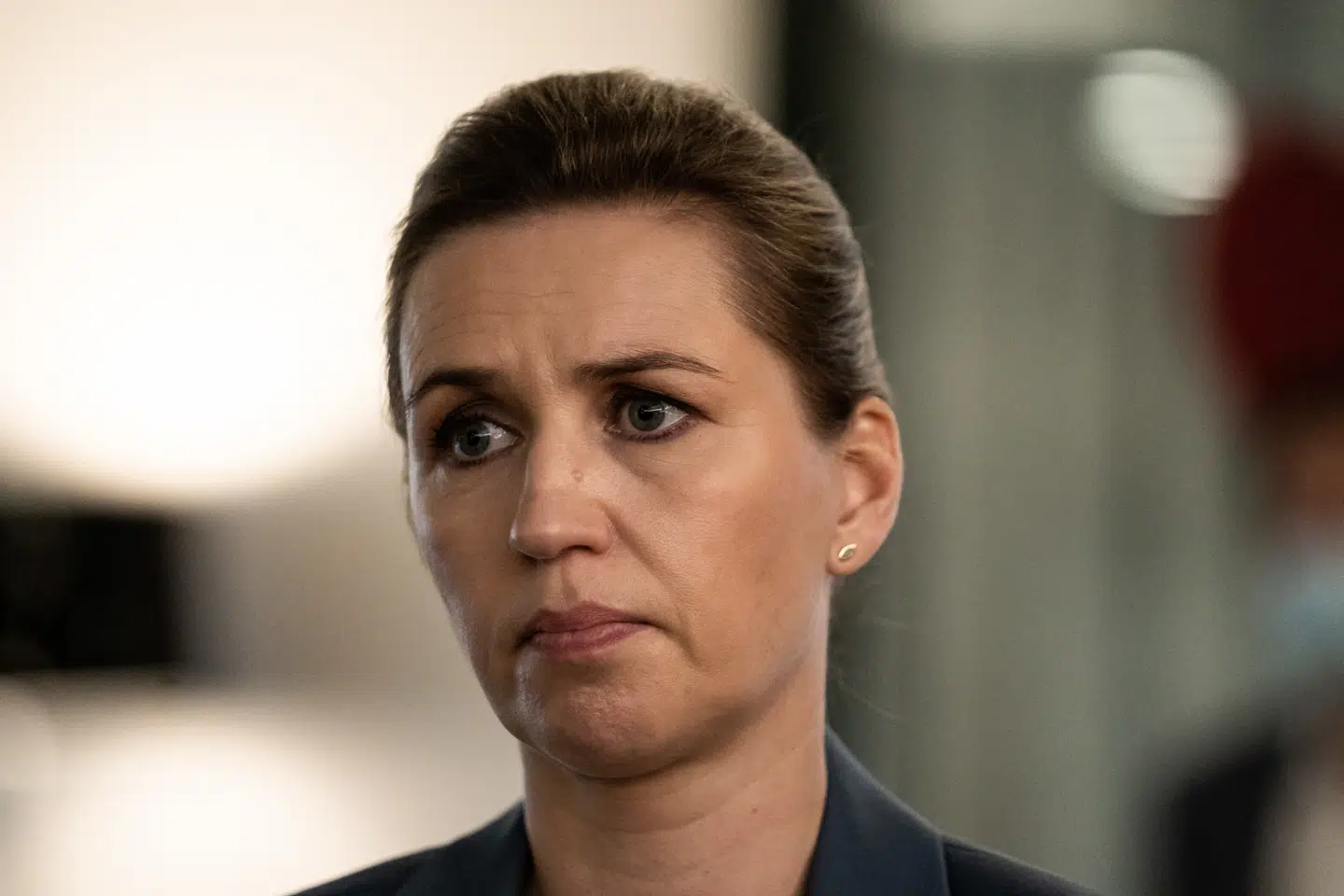 Statsminister Mette Frederiksen (S) skriver på Facebook lørdag kl. 16:05, at hun overvejer nye restriktioner på grund af det høje smittetal.