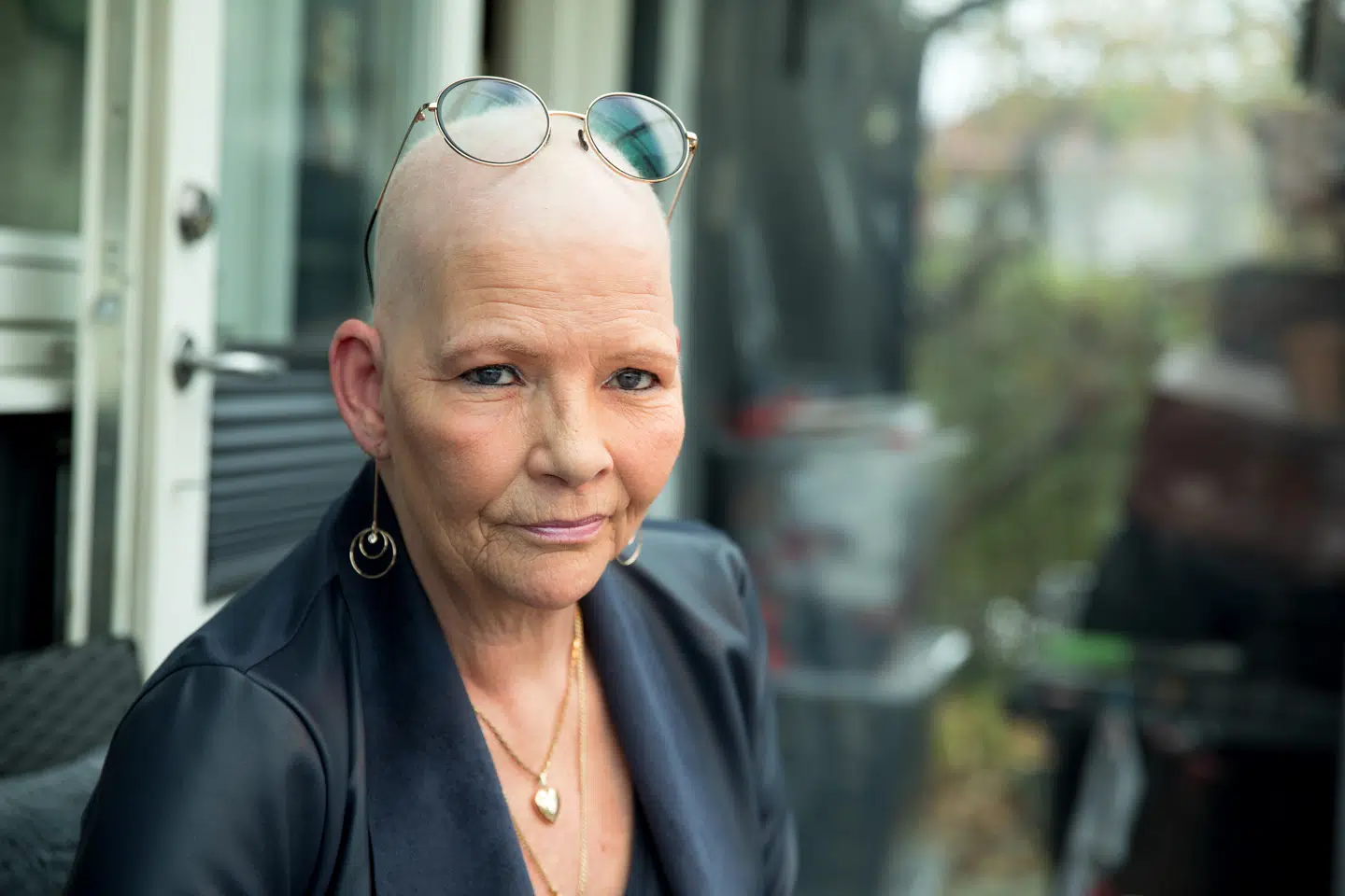 Kræftsyge Dunja Fogelberg Hansen var den første kræftpatient, der fortalte om den lange ventetid under coronarestriktionerne. 11 gange forsøgte hun forgæves sidste forår at blive set af egen læge, men da det endelig skete, havde hendes lungekræft spredt sig. Foto: Jacob Crawfurd/BYRD