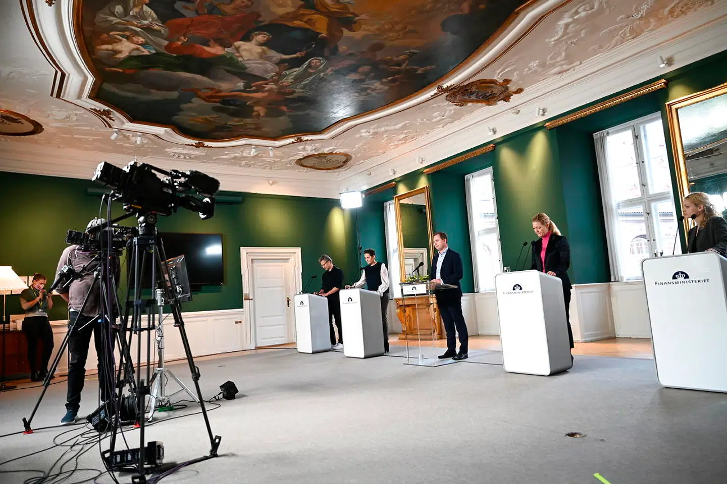 Finansminister Nicolai Wammen holder sammen med repræsentanter for Radikale Venstre, SF, Enhedslisten og Alternativet pressemøde om en delaftale på velfærdsområdet i Finansministeriet i København, lørdag den 5. december 2020.