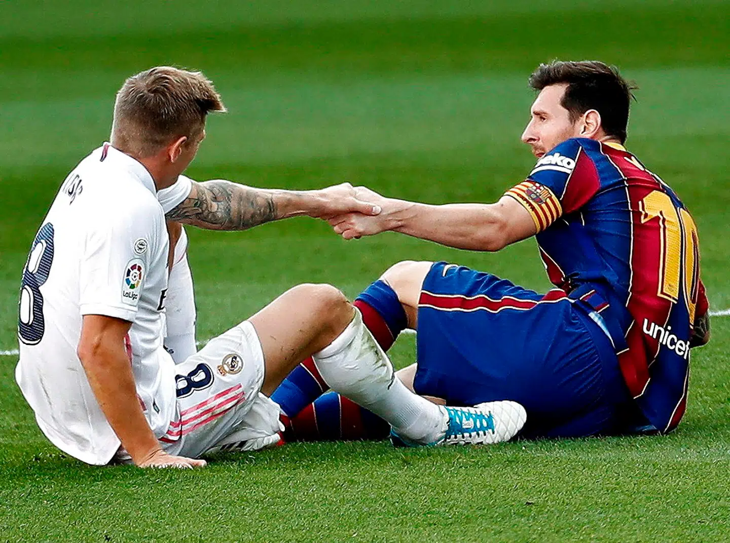 Real Madrids Toni Kroos og FC Barcelonas Lionel Messi har skrevet deres navne ind i fodboldhistorien som bærende kræfter på to af de bedste hold nogensinde. Men de to storklubbers dominans i Europa og tilsyneladende også hjemme i Spanien er slut – i hvert fald for en tid.