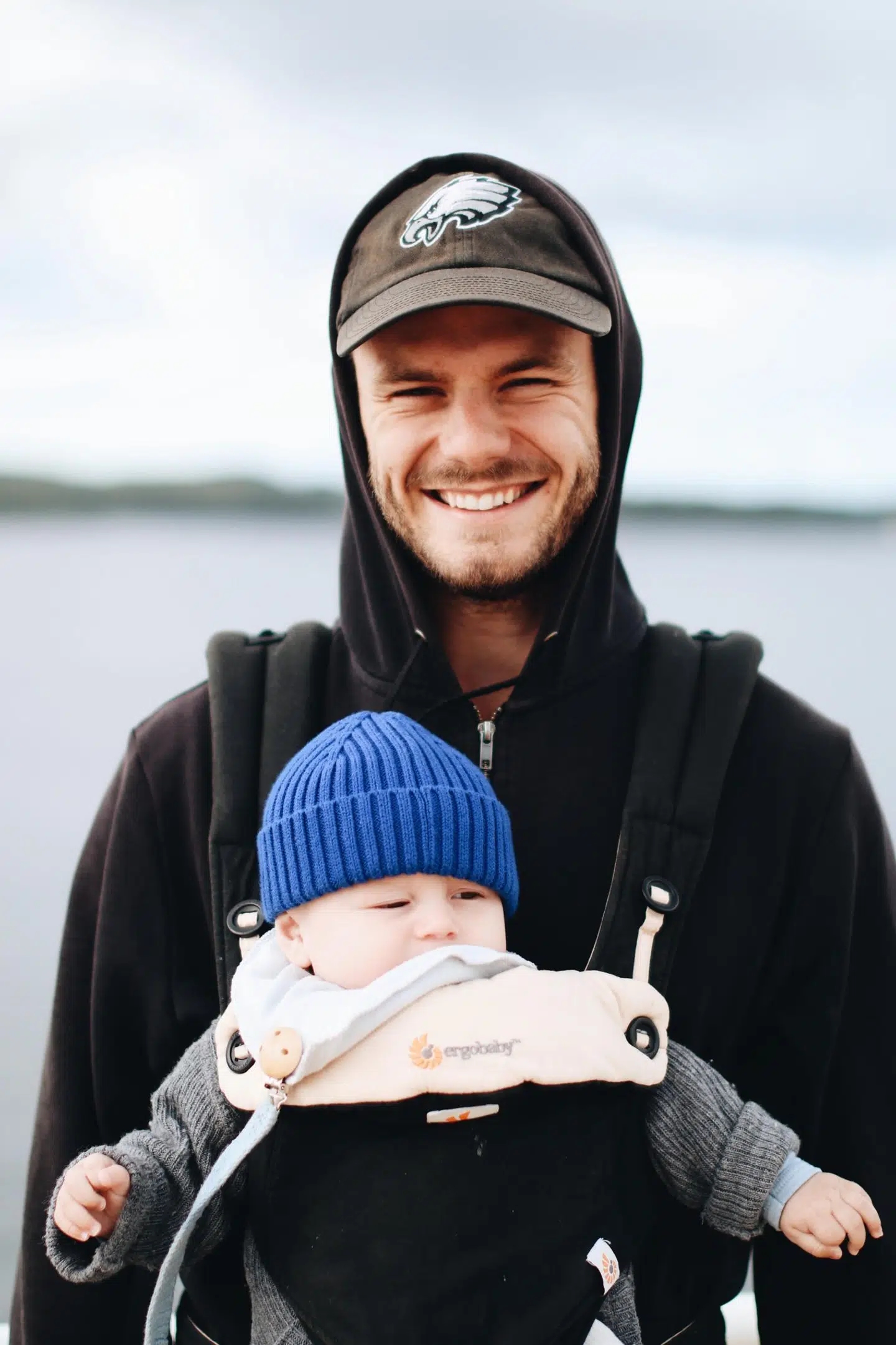 Benjamin Engell med sin søn.