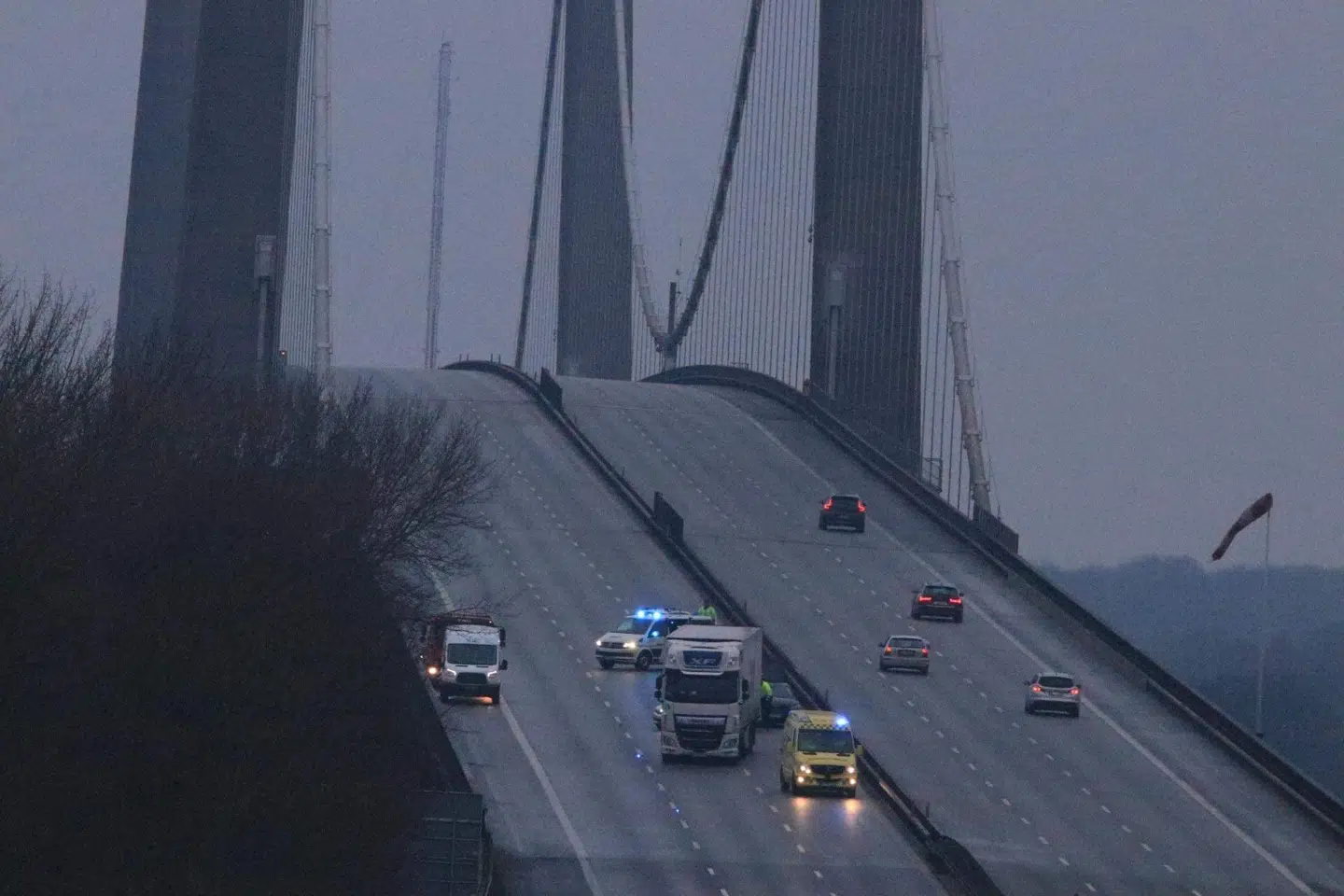 Ulykken er sket på Lillebæltsbroen i østgående retning. FOTO: Presse-fotos.dk – Mathias Øgendal