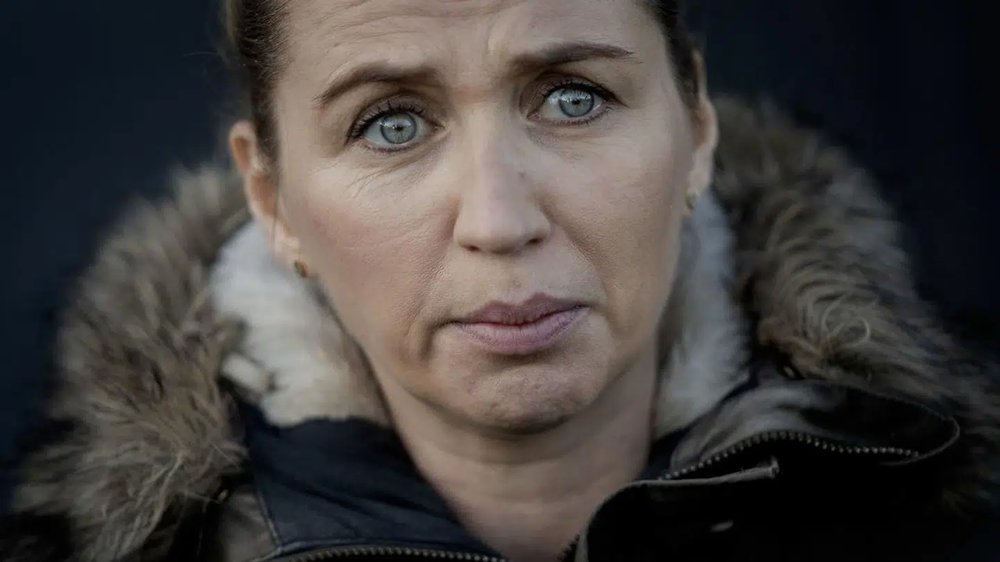 Statsminister Mette Frederiksen med tårer i øjnene under et besøg hos en minkavler torsdag.