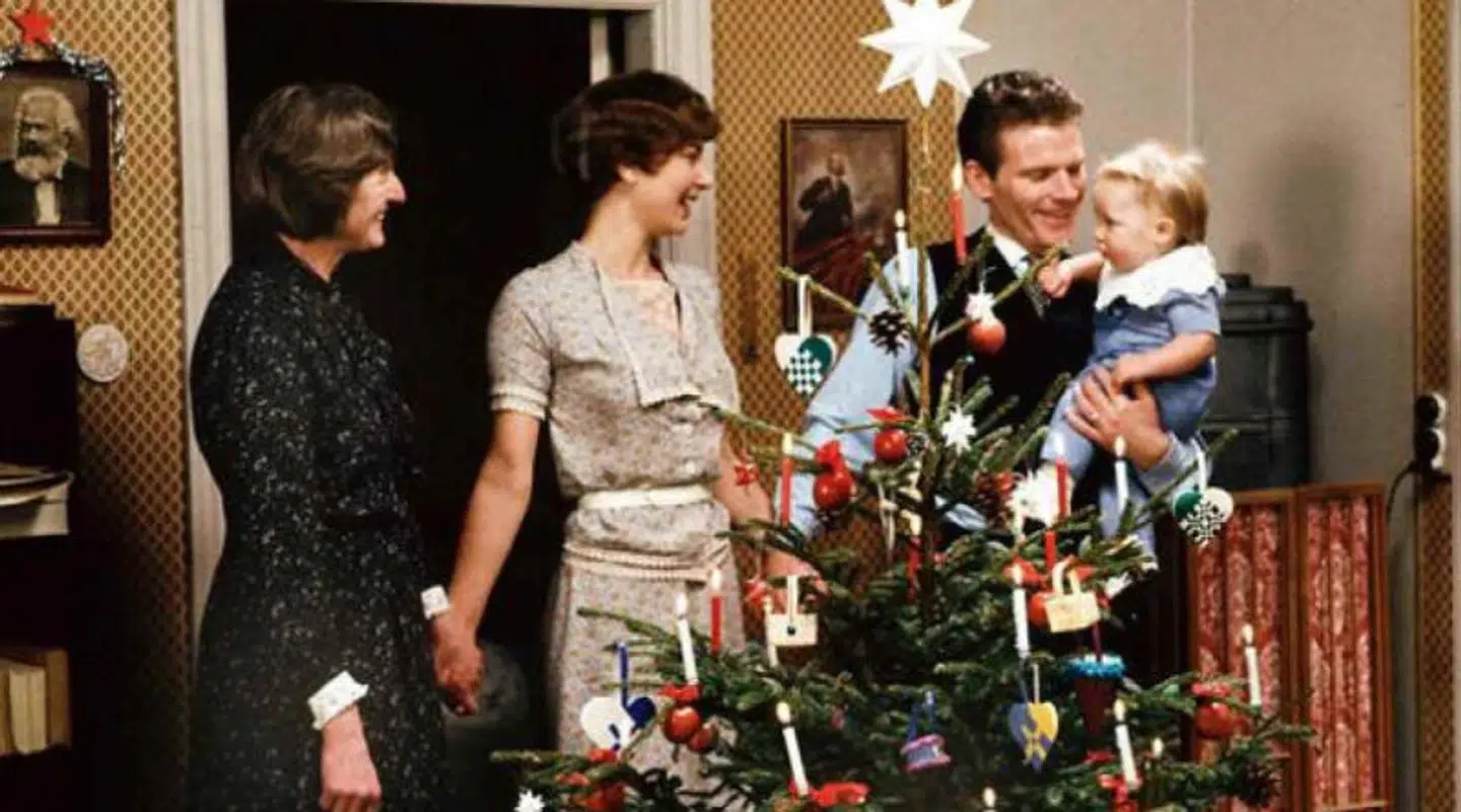 Alle elsker Matador - og lige nu kan du se den som julekalender på DR TV. Mangler du en julegave til Matador-elskeren, er den ultimative bog lige udkommet. (Foto: Else Tholstrup/DR)