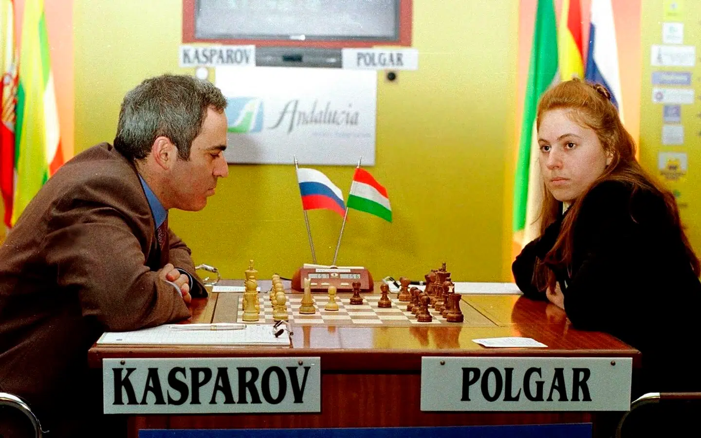 Garry Kasparov og Judit Polgár mødes i en skakturnering i 2001. Året efter vandt Polgár over den russiske stormester. Foto: Pr-foto fra Judit Polgárs hjemmeside