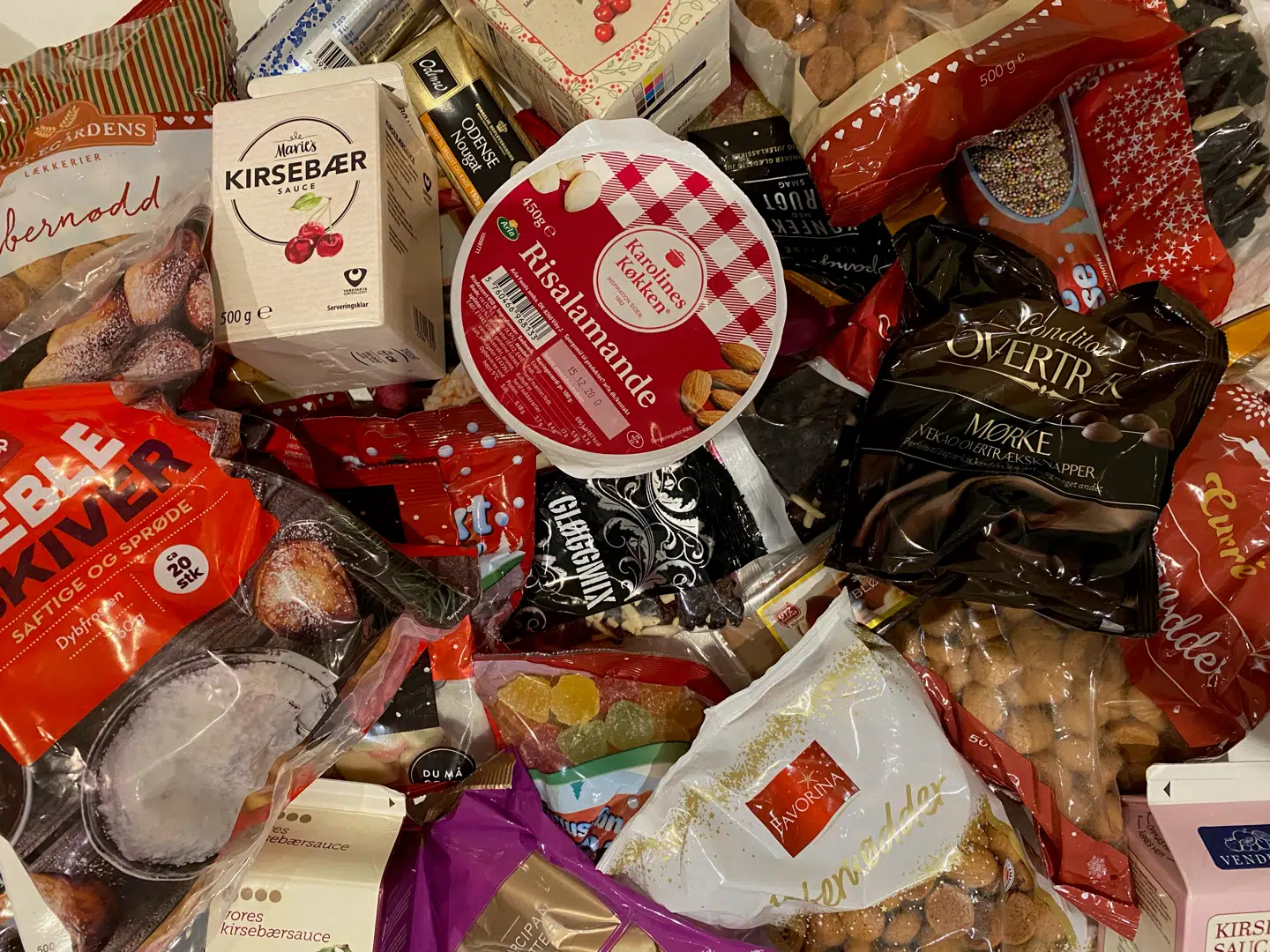 B.T. har været i otte supermarkedskæder for at finde svaret på, hvor man får den billigste kurv med juleknas
