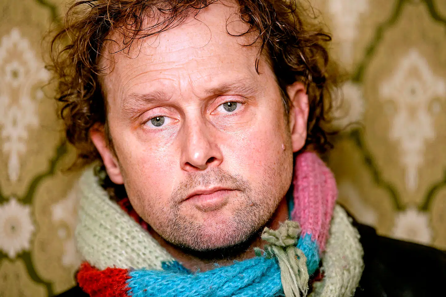 Selvom det er fem år siden, at faderen døde, ligger hans skygge stadig tungt ind over komikeren Geos liv.