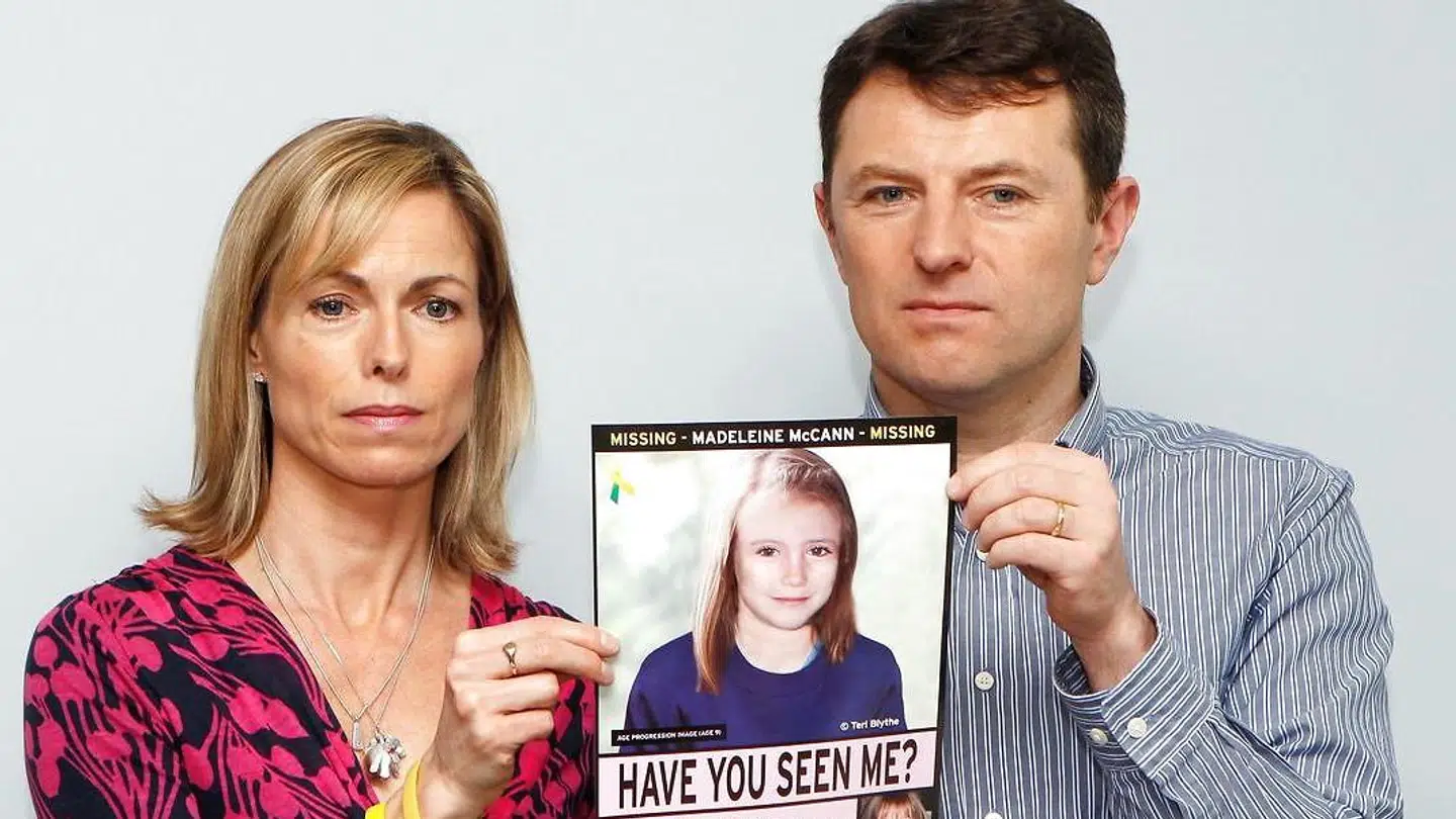 Kate og Gerry McCann har hele tiden kæmpet for at finde deres datter. Her står de med et billede af, hvordan Madeleine formentlig ser ud nu.