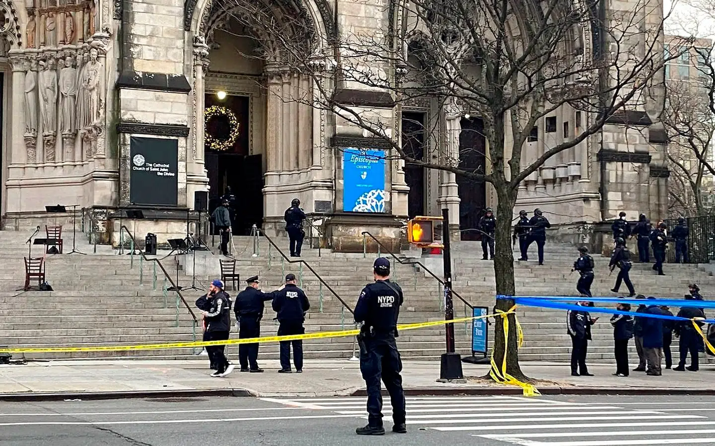 Stort opbud af politi udenfor St. John the Divine-katedralen på Manhattan, hvor en gerningsmand åbnede ild tidligere søndag.
