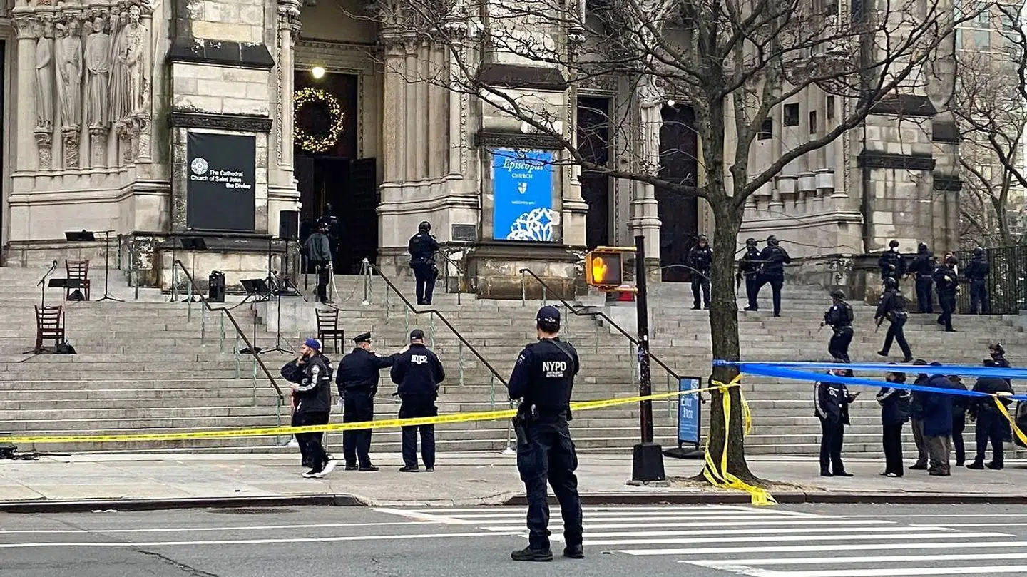 Politiet var efterfølgende talstærkt til stede foran kirken. (Foto: Scanpix)