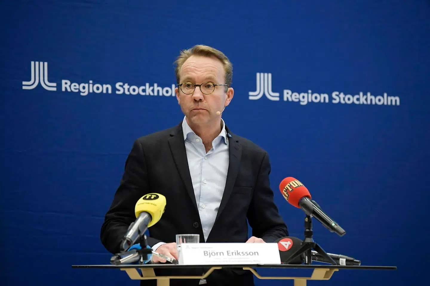 Björn Eriksson er sundhedsdirektør i Region Stockholm og manden, der flere gange har været blandt de første, som er trådt frem og har advaret om coronaudviklingen i Sverige. Allerede i september fortalte han, at man i Stockholm igen kunne se en negativ udvikling i antallet af smittede i regionen, og at presset på sundhedsvæsenet øgedes.