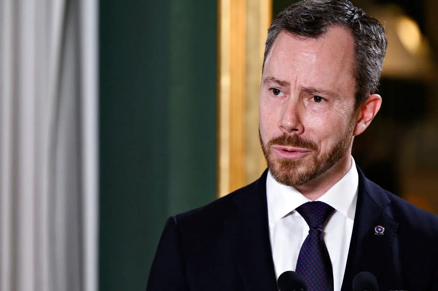 Venstre glimrer ved sit fravær i politiforliget. Det siger noget om Jakob Ellemann-Jensens lederevner, mener Qvortrup.