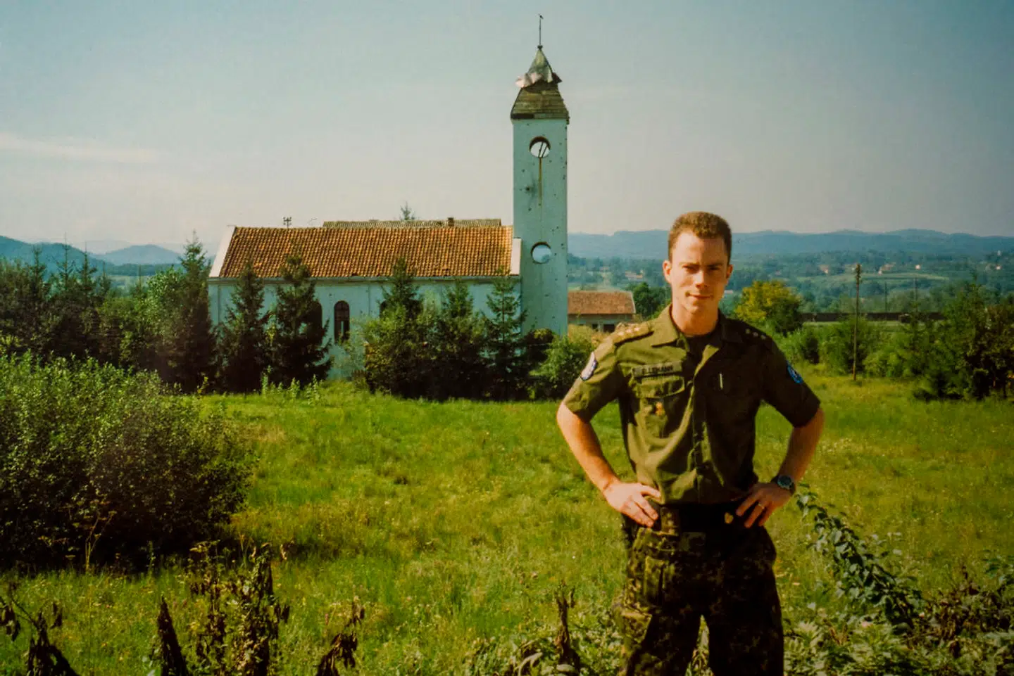 »Det er et vidunderligt smukt, bjergrigt landskab. Du har byer beliggende op ad bjergene, det kunne lige så godt være Norditalien … noget af det. Og når du så kommer tæt på, er det hele futtet af,« siger Jakob Ellemann-Jensen (V) om Bosnien-Hercegovinas kontraster i efterkrigsårene.