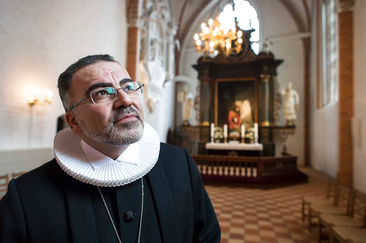 »Perspektivet er skræmmende: Hvis man offentligt tager til orde imod islams totalitære sider, risikerer man ikke kun dødstrusler og dermed livet. Man risikerer også at miste sit arbejde og dermed sit levebrød,« skriver sognepræst, Katrine Winkel Holm om præsten Massoud Fouroozandehs kamp mod islamisme.