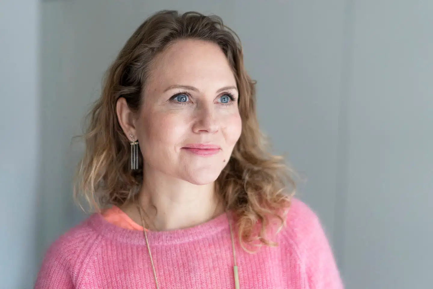 »Et socialt medie og en teknisk platform erstatter jo aldrig den nærhed, der er i kontakten mellem to mennesker, der kan sidde ved hinanden og røre hinanden. Dufte hinanden og se hinanden i øjnene,« siger Christiane Vejlø, der er teknologiekspert.