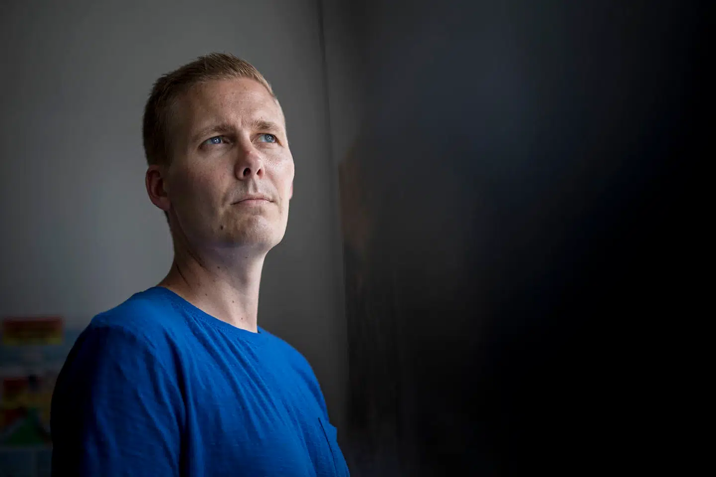 Michael Johansen er en af de mindst 2.500 danskere, der er involveret i det enorme søgsmål. Han tabte sin egen sag i byretten, men Østre Landsret afviste efterfølgende, at sagen overhovedet kunne rejses. Michael Johansen nægter at kende noget til det ulovlige download, men anklagen har alligevel taget hårdt på ham og på hans familie.