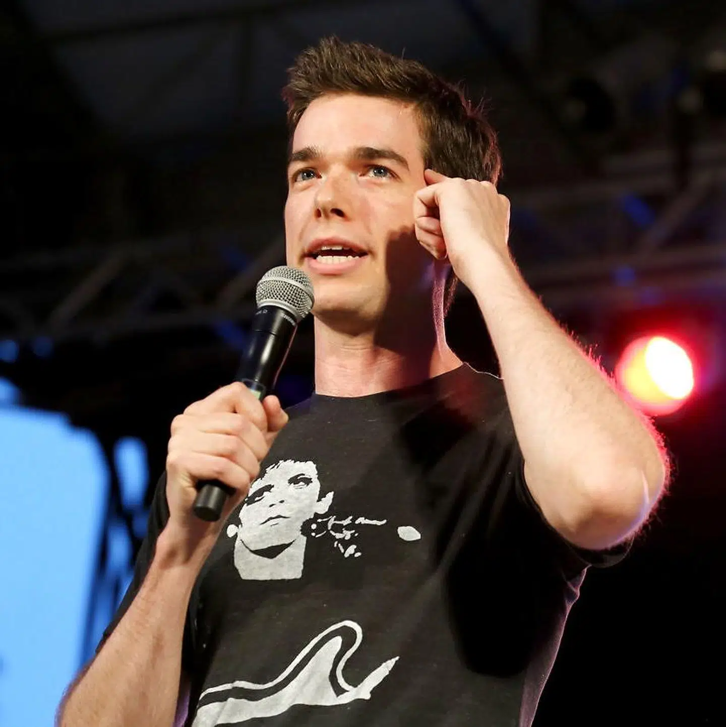 John Mulaney på scenen under 'Comedy Central's Stars Under the Stars' i 2013.