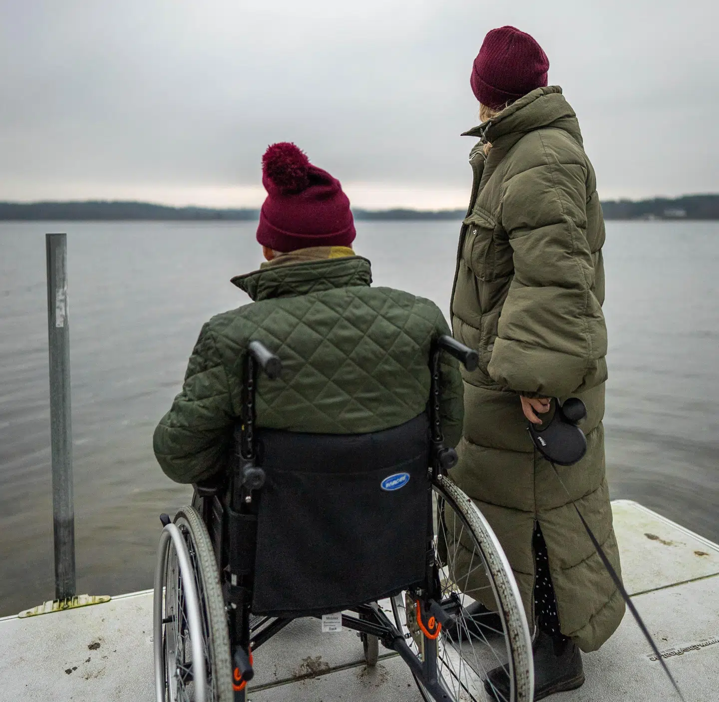 Isabella og Moffe kigger ud over vandet