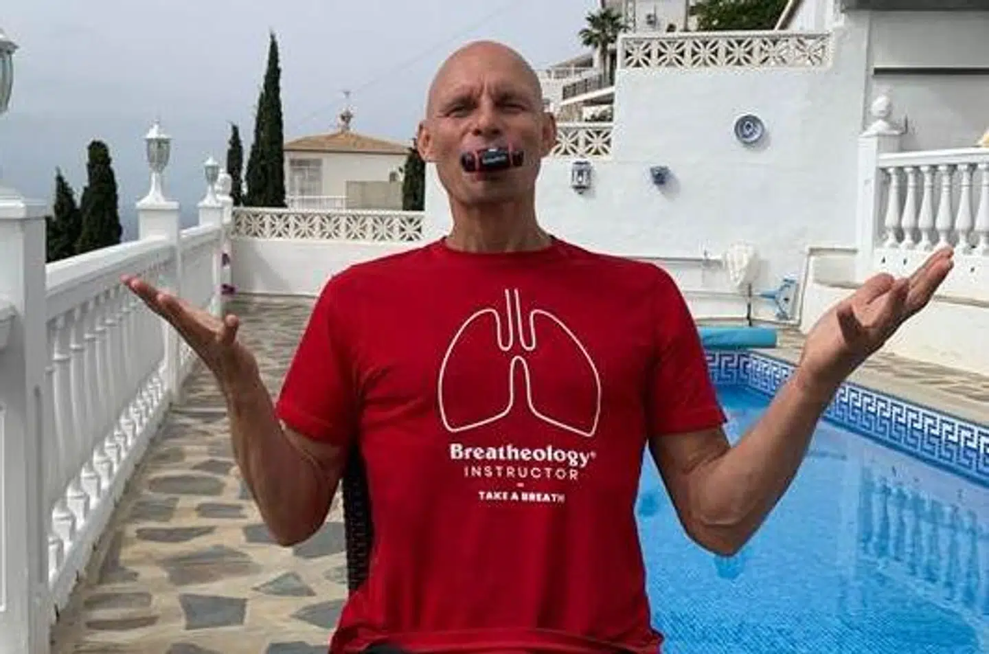 Stig Severinsen med Airofit træningsenhed til bedre vejrtrækning.