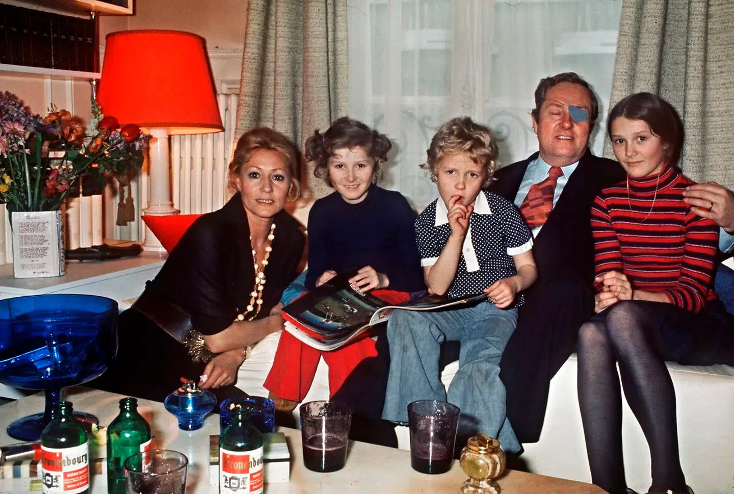 Pierrette Lalanne fotograferet med sin familie, mens alt endnu var fryd og gammen i 1974. Nogle år senere sammenlignede den yngste datter midt i billedet, der i dag er en af Frankrigs mest magtfulde politikere, sin mor med en offentlig losseplads.