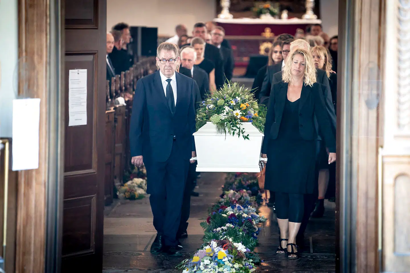 Poul Nyrup Rasmussen og Lone Dybkjærs datter Mette ved bisættelsen i Holmens Kirke 28. juli.
