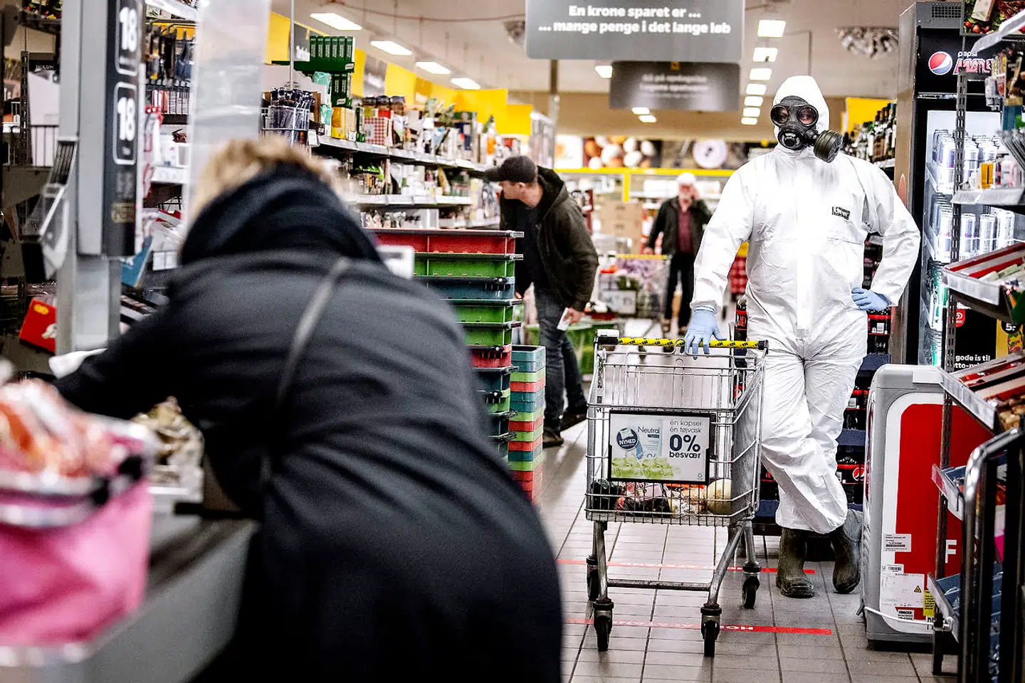 Sådan så Ulrich ud, når han handlede, første gang B.T. besøgte ham i marts. Det foregik iført sikkerhedsdragt, gummistøvler, gummihandsker og gasmaske. Det er stadig Ulrich, der foretager alle indkøbene, men nu er sikkerhedsdragten og gummistøvlerne droppet.