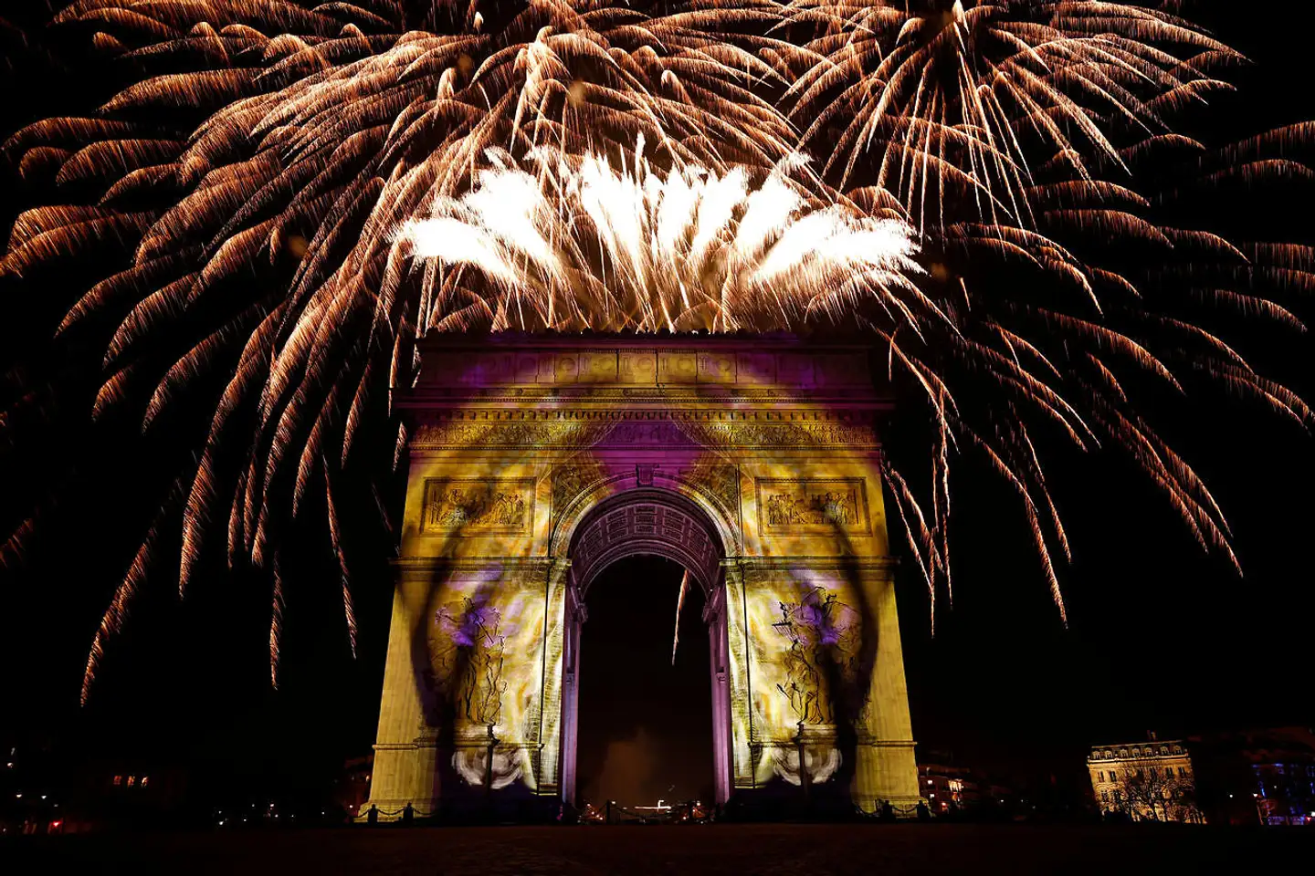 Hvert år til nytår lyser himlen op omkring Triumfbuen i Paris ved midnat. Men i år skal pariserne ligesom resten af den franske befolkningen holde sig indendørs.