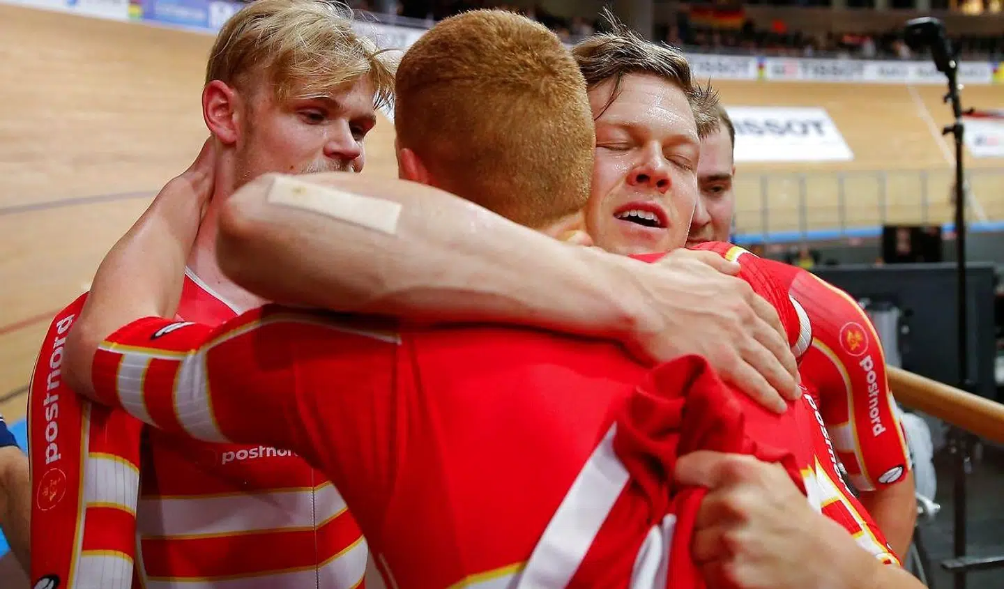 Lasse Norman Hansen omfavner Frederik Rodenberg Madsen efter VM-finalen.