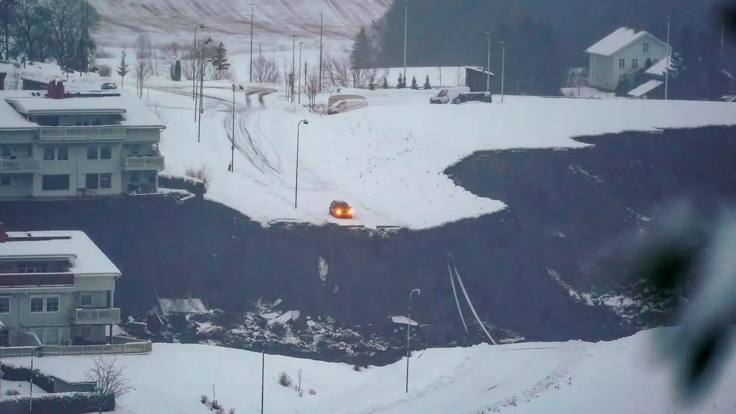 Man leder fortsat efter personer efter jordskred i Norge.