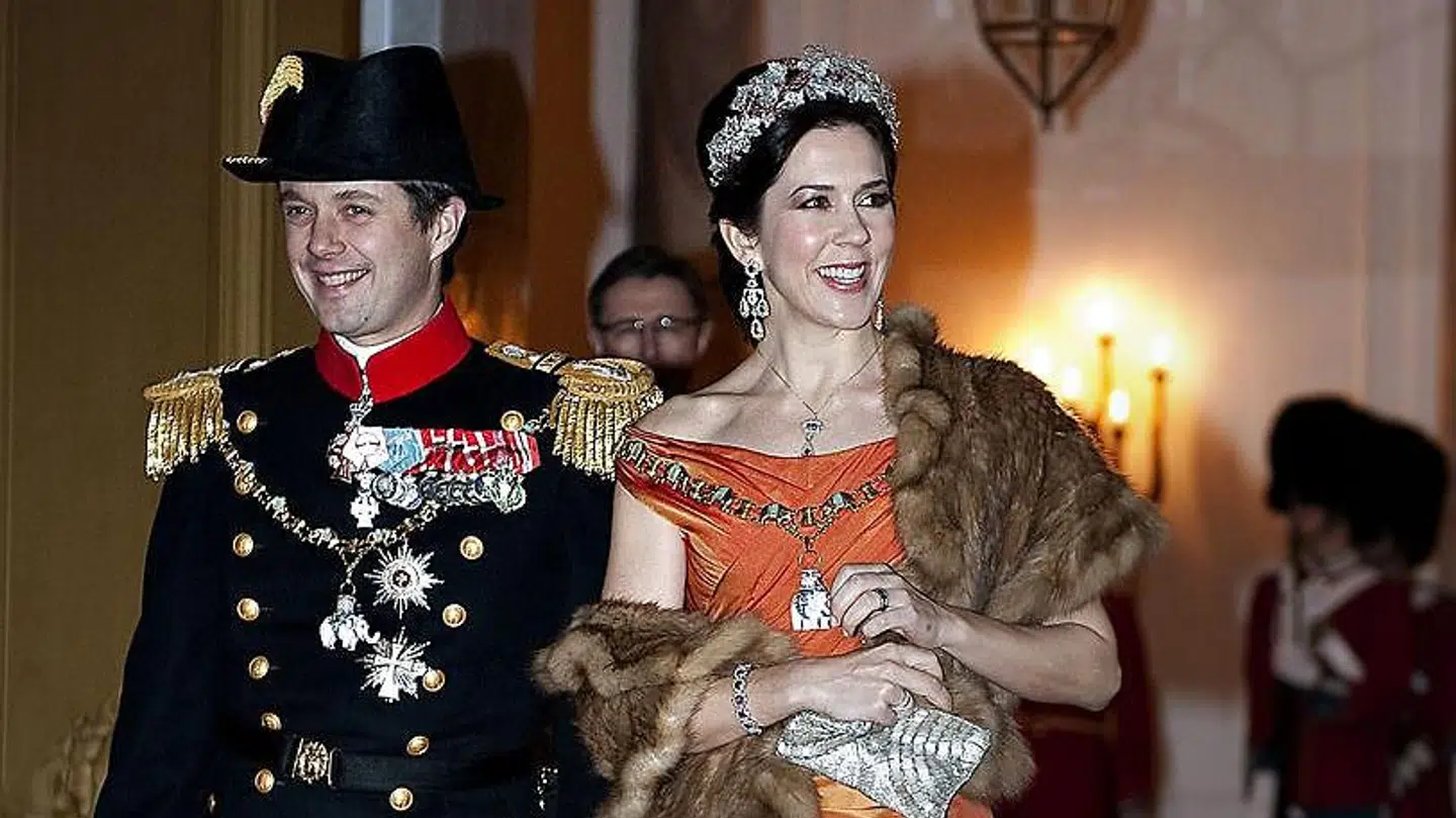 Kronprinsesse Mary bar for første gang en af Jesper Høvrings kjoler ved nytårstaflet på Amalienborg den 1. januar 2010.