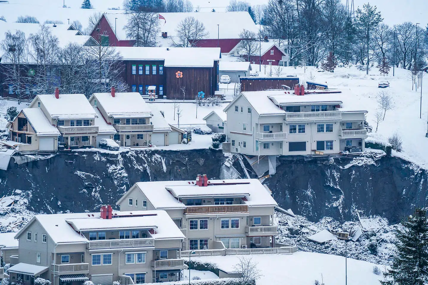 To personer er fundet døde efter det omfattende jordskred i Gjerdrum i Norge. Otte savnes stadig. Over 1000 personer i området er blevet evakueret.