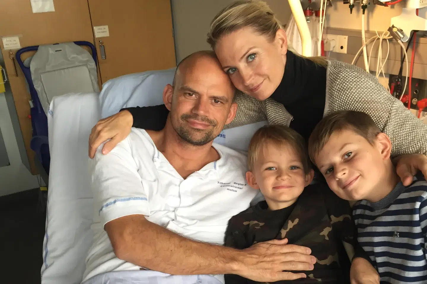 Jesper Vollmer genforenet med sin familie efter hjemkomsten fra Thailand.