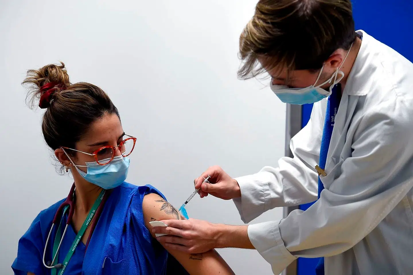 En sygeplejerske modtager sit vaccineskud på Vall d’Hebron-hospitalet i Barcelona. Spanien er ligesom Italien og især Frankrig kommet langsomt fra start.