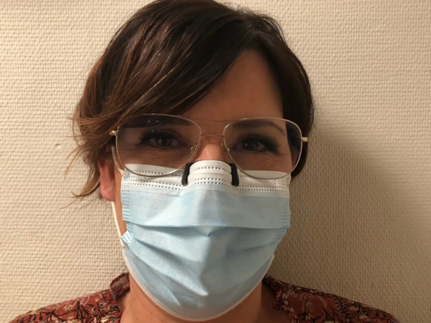 Rikke Rønn Cross, Valdemars mor, har været 'prøvemodel' under udviklingen af den lille clips, som den 17-årige iværksætter nu håber vil sælge godt. Foto: Privat