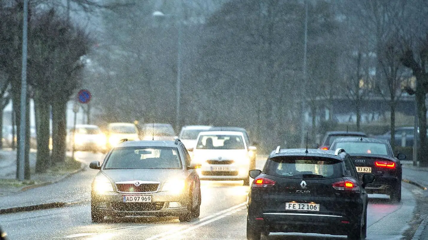 Mens især Sjælland og dele af Fyn får snevejr, falder nedbøren andre steder i landet som regn eller slud.