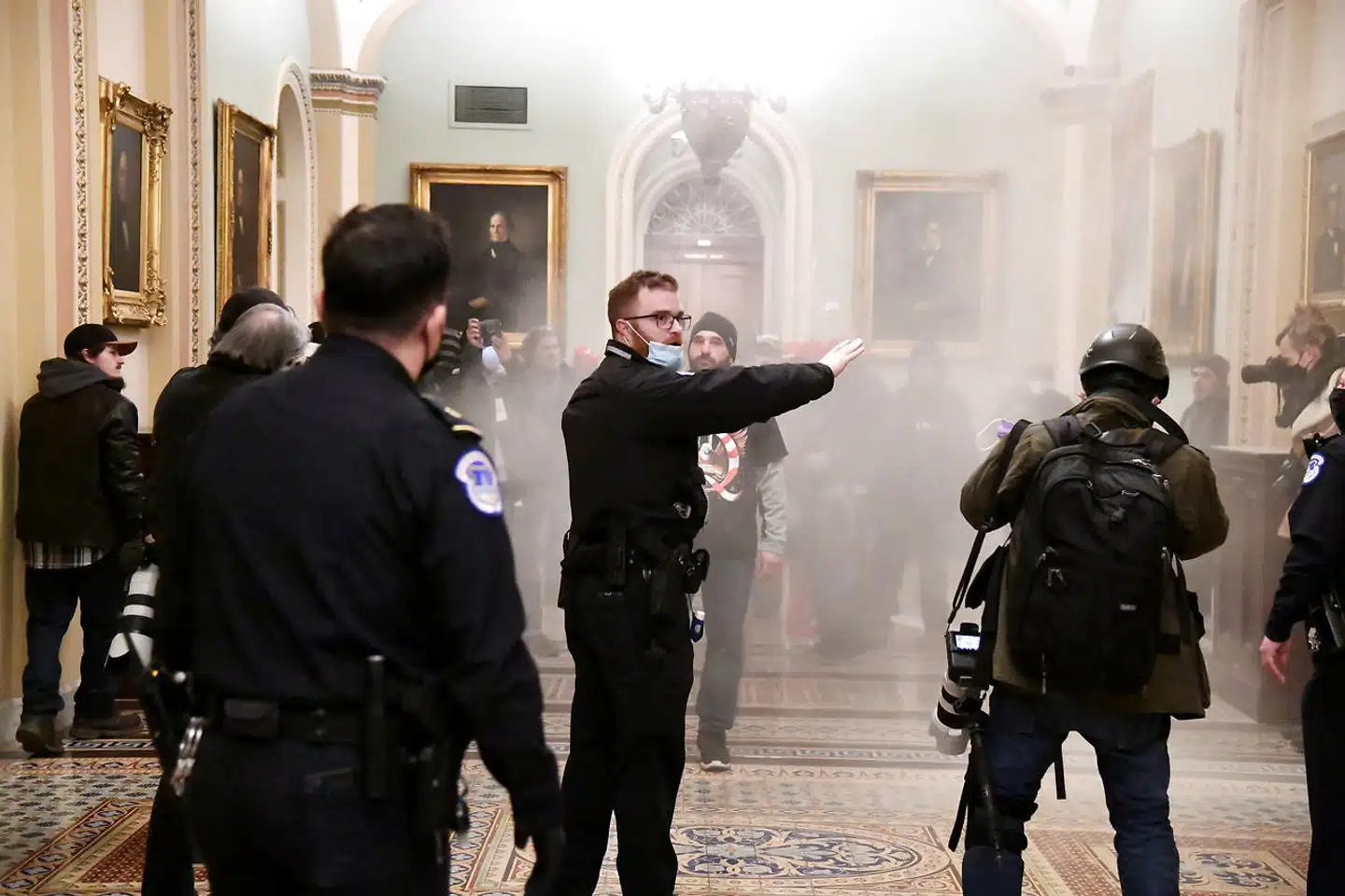 Trump-tilhængere udløser et brandslukningssystem under protesterne i kongresbygningen. Fire personer mistede livet under urolighederne.