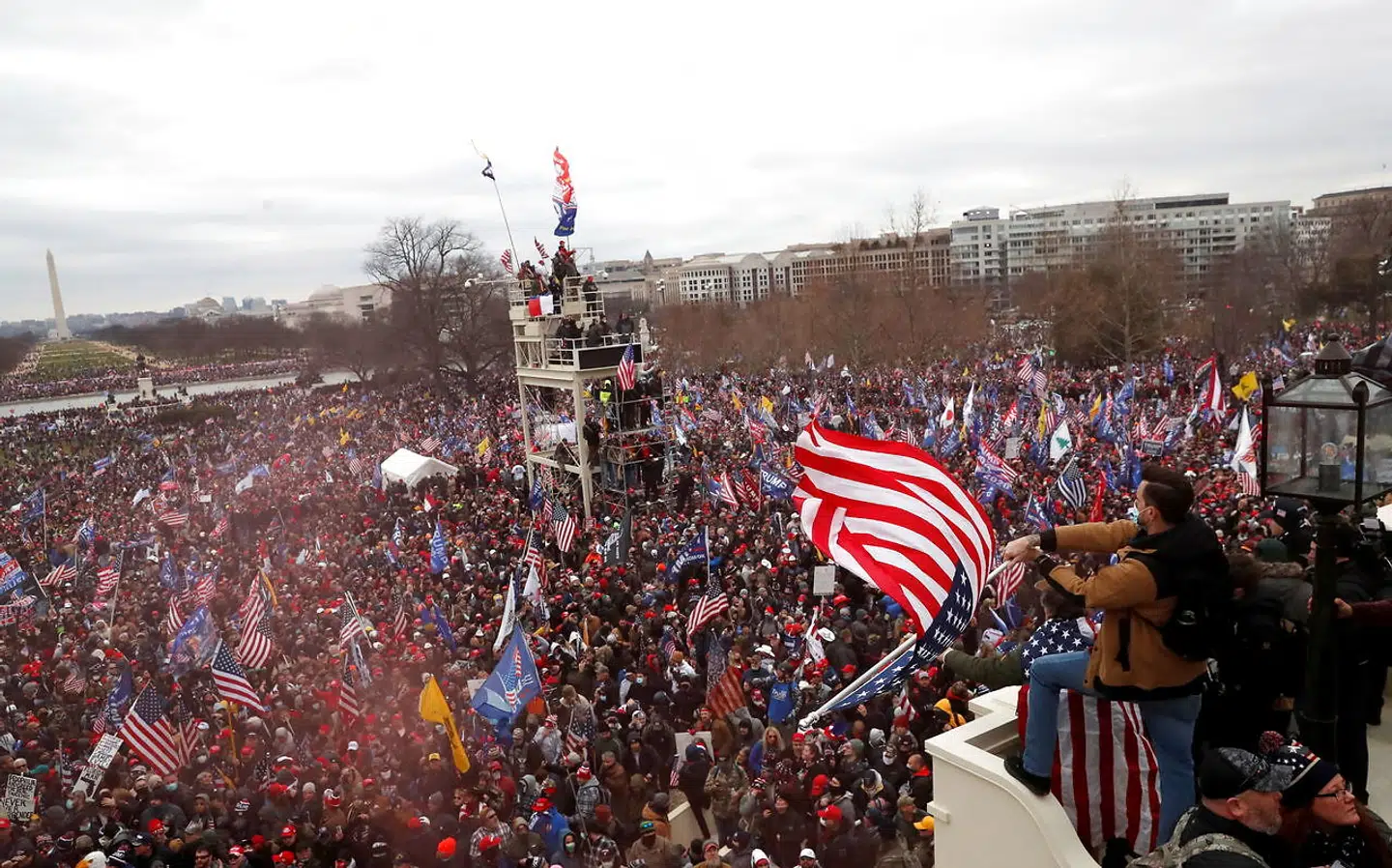En enorm menneskemængde samlede sig foran kongresbygningen, og det kom til sammenstød mellem demonstranter og politi.