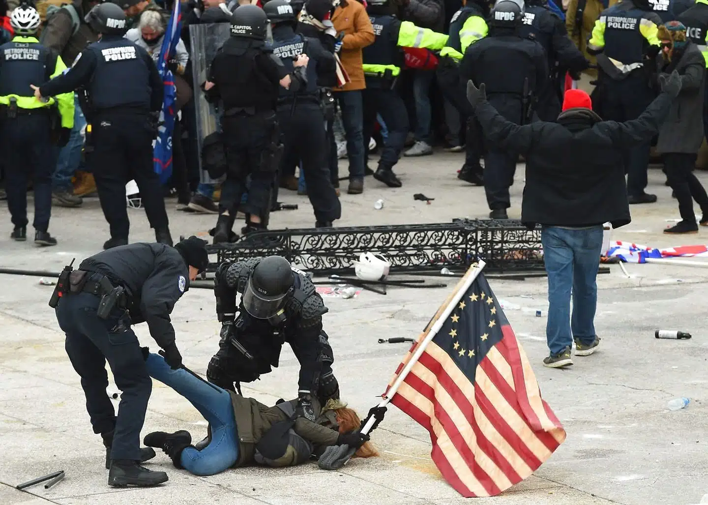 Politiet tilbageholder en person under urolighederne i Washington D.C.