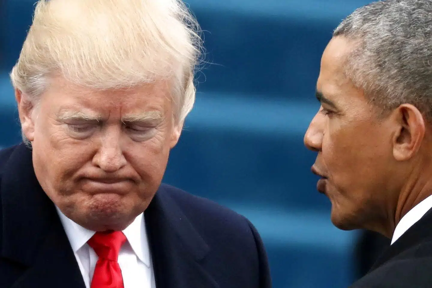 Barack Obama lykønsker Donald Trump ved indsættelsesceremonien for fire år siden. Trump vil ikke selv være til stede ved Joe Bidens indsættelse, skriver han fredag på Twitter.