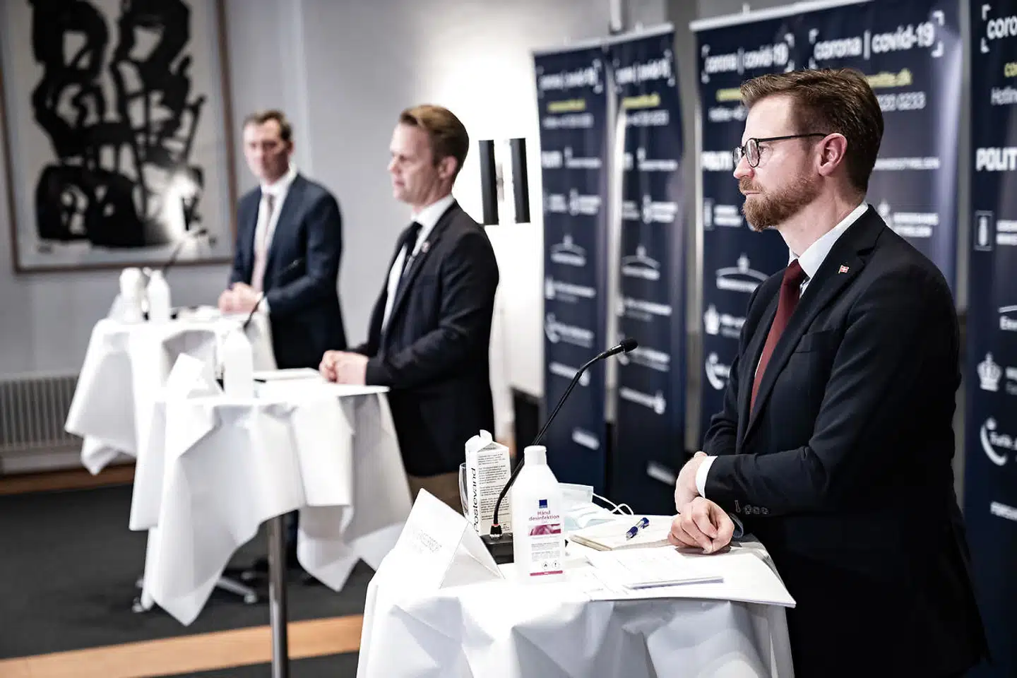 Danmark indfører nu restriktioner for folk, der gerne vil rejse ind i landet. Samtidig fraråder man nu alle rejser uden for landets grænser. Det oplyste udenrigsminister Jeppe Kofod (S), justitsminister Nick Hækkerup (S) og transportminister Benny Engelbrecht (S) på et pressemøde fredag.