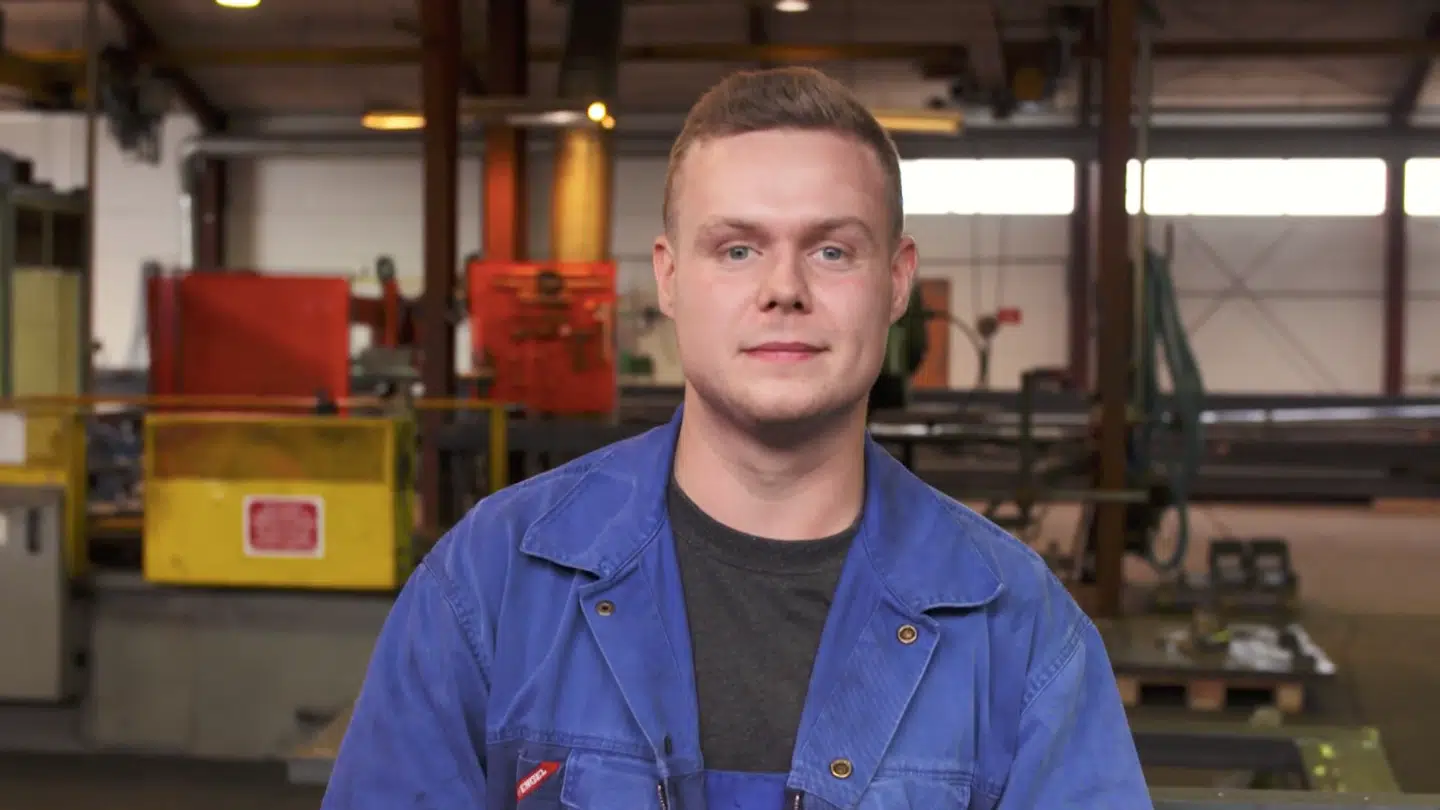 25-årige Jakob Røjde Hansen arbejder som smed.