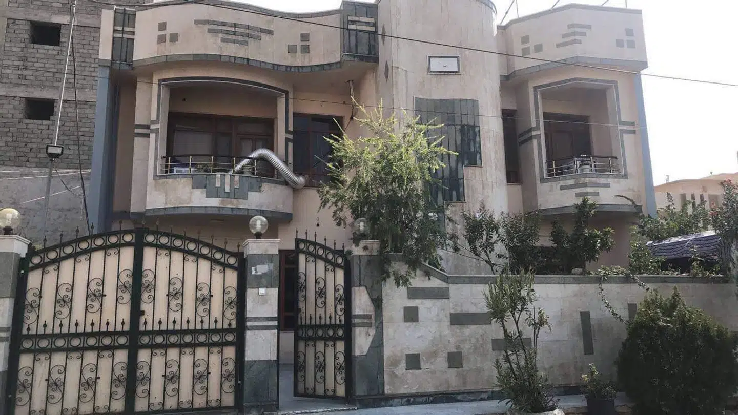 Sarah har i halvandet år boet i bedsteforældrenes hus i byen Zakho i det nordlige Irak. Hendes hverdag var ensformig med begrænsede muligheder. For det meste sad hun på taget og skrev med venner hjemme i Danmark.