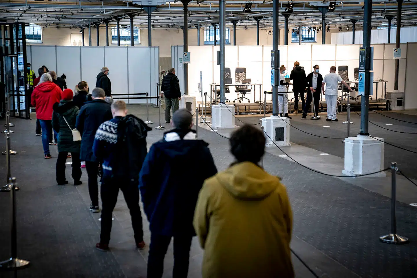 Folk står i kø til at blive vaccineret.