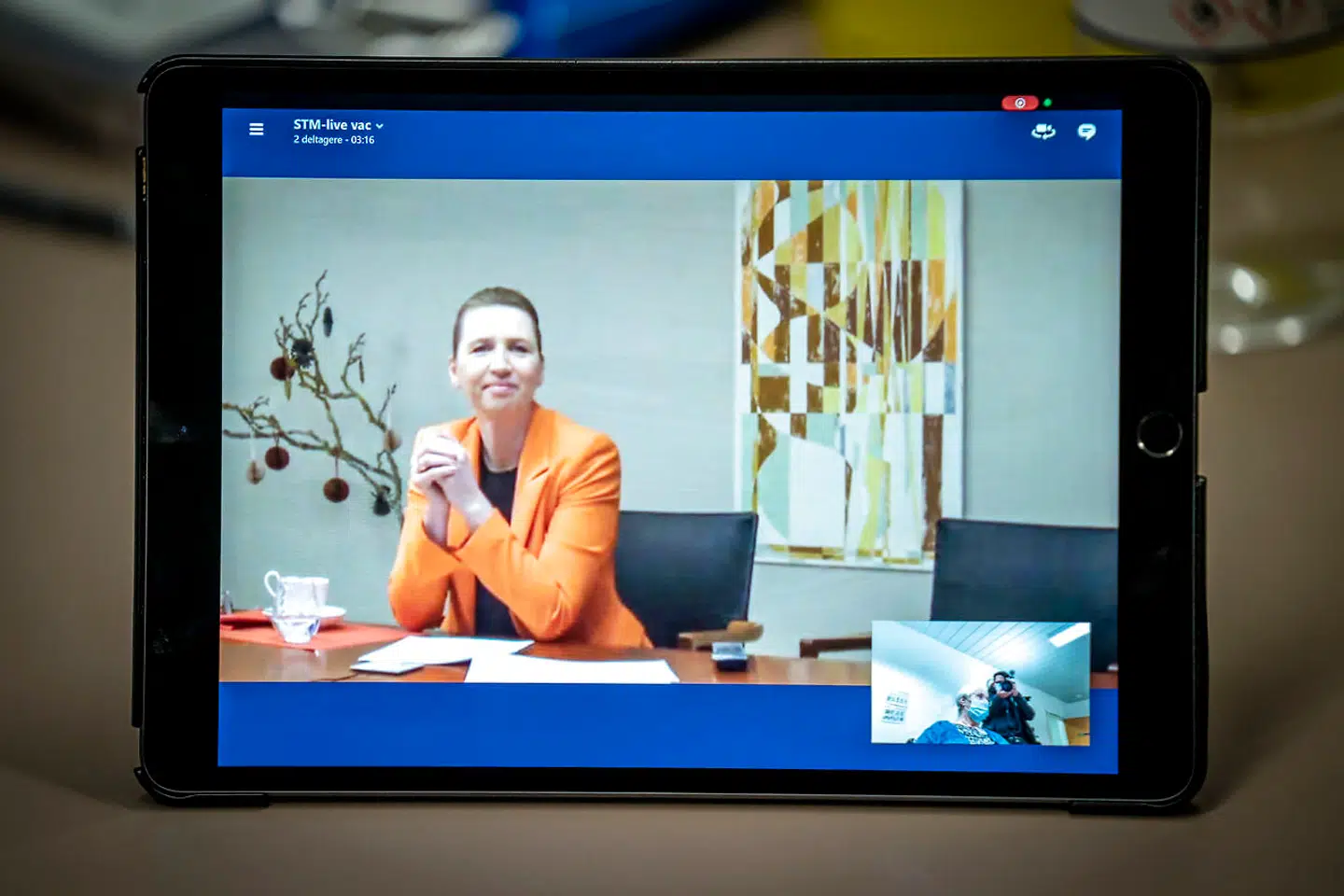 Jytte Margrethe Frederiksen (83) bliver vaccineret af læge Tomas Johansen, mens statsminister Mette Frederiksen (S) følger med på skærm på Omsorgscentret Kærbo i Ishøj. I princippet kan Jytte nu bevæge sig ud i samfundet uden at udgøre en risiko for sig selv og andre, hvis hun får et vaccinepas.